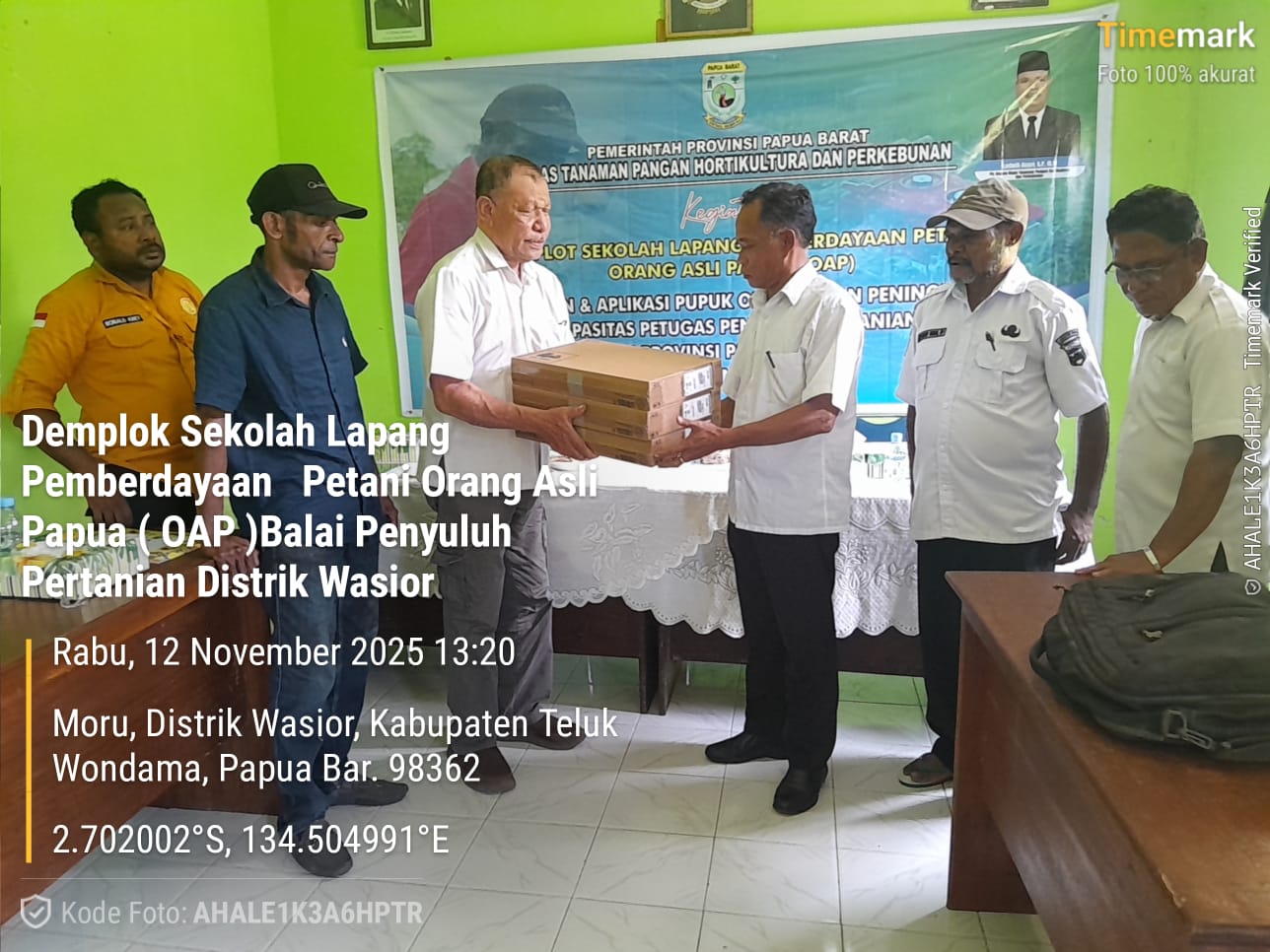 PENYERAHAN BANTUAN LAPTOP